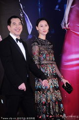 组图：梁洛施民族风长裙牵手黄秋生走红毯