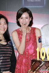 组图：李若彤小洋装显冻龄美体 喊话陈妍希加油