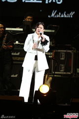 组图：巫启贤睽违九年台湾开唱 感动全场