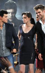 幻灯图集：《月食》影迷见面会 斯图尔特低胸秀美腿