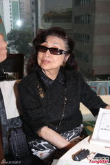 组图：白雪仙梅雪诗纪念任剑辉 贵气珠宝环身