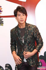 组图：吴尊钟嘉欣开心代言 提前庆生笑吃蛋糕