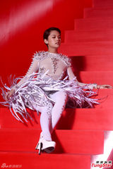 组图：杨丞琳穿华服亮相 尾椎伤势未复原