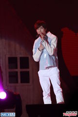 组图：杨千嬅携三后辈开唱 丁子高携儿子捧场