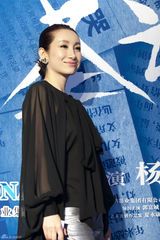 组图：《圣诞玫瑰》首映 秦海璐造型多变