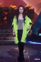 组图：《劲歌金曲》录影 阿娇(钟欣桐)出席郑欣宜落泪