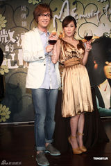 组图：周传雄发片温岚现身 送铁塔面包寓意深长