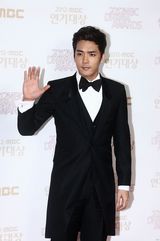 高清图：尹恩惠金秀贤JYJ亮相MBC演技大赏红毯