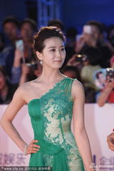组图：刘诗诗裸肩绿裙亮相白玉兰红毯 青春活泼