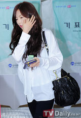 组图：4minute泫雅为韩普选投票 黑白配休闲亮相