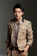 组图：李佳航冬日写真化身温暖型男