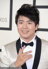 组图：郎朗帅气亮相格莱美红毯 招牌手势绅士范