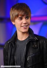 组图：贾斯汀-比伯亮相音乐节目 小正太玩架子鼓