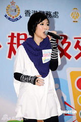 幻灯图：卫兰官恩娜分获香港湾仔交通安全之星