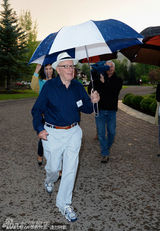 组图：邓文迪随默多克亮相媒体峰会恩爱同行