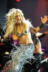 幻灯组图：夏奇拉草裙热舞秀蛮腰 弯腰抛球春光乍泄