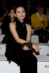 组图：秦海璐亮相时装周 高贵典雅大气简约