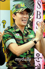 组图：韩国艺人Boom退伍 SJ成员与朴宰范等到场祝贺