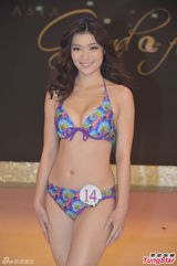 组图：宫雪花火红蕾丝扮Gaga抢镜 为亚姐支招