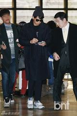 组图：歌手Rain飞日本开粉丝见面会 随和派签名