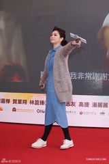 组图：Ella出席新片签名会 为Selina加油打气