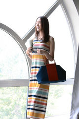 组图：童瑶街拍秀彩色条纹连衣裙