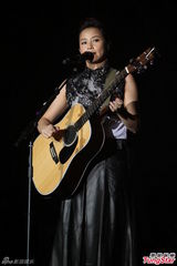 组图：萧敬腾上海开唱雨神未发威 被何韵诗调侃