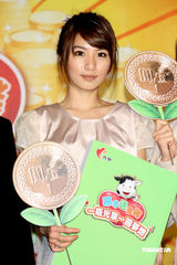 幻灯：S.H.E靓丽现身公益活动扮爱心天使