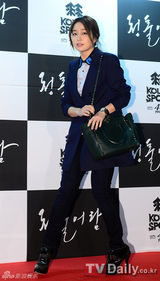 组图：韩星宋康昊拍新片变白发老人 李珉廷等助阵