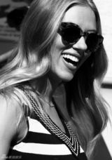 组图：斯嘉丽-约翰逊抵达威尼斯 出席发布会