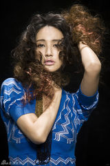 组图：张歆艺杂志大片掀欧美风 复古波浪卷凌乱时尚