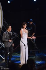 组图：林志玲金马奖大秀性感 和黄渤暧昧欲接吻