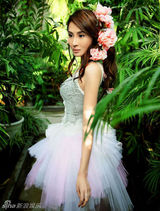 组图：王澜霏变身花仙子 和春天有个约会