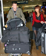 高清图：沃辛顿与女友返悉尼 机场悠闲购物