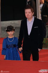 组图：文隽携小女孩走红毯 萝莉呆萌翘莲花指