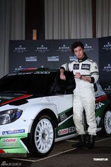 组图：陈柏霖代言变身赛车手 不弃表演望跨足幕后