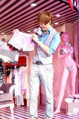 组图：男星唐禹哲代言秀粉色内裤 现场比划试穿