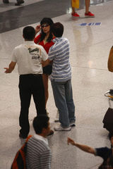 幻灯：刘晓庆机场话别《杨门女将》导演陈勋奇