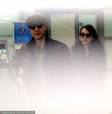 组图：王力宏开工娇妻全程作陪 如胶似漆爱意浓