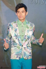 组图：周杰伦带病宣传巡演 花西服帅气抢镜