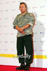 组图：韩国大钟电影节颁奖 导演金基德迷彩装亮相