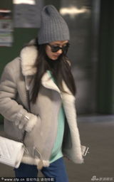 组图：杨幂忙煲电话粥 宽松外套圆腰显孕相