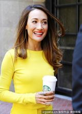 组图：Maggie Q荧光黄亮相街头 手捧咖啡笑对狗仔