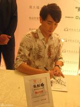 幻灯：保剑锋吕颂贤化身爱心大使 倡导拥抱妈妈30秒