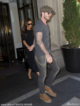 组图：贝克汉姆狗仔前护妻 紧牵维多利亚不松手