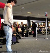 组图：《暮光》狼人演员当众小便 被警察撂倒