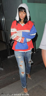 组图：蕾哈娜与绯闻男友晚餐一前一后离开餐厅