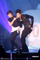 幻灯组图：萧敬腾着铆钉皮衣献唱 卢广仲瑶瑶泯恩仇