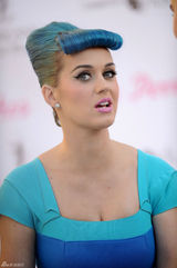 组图：凯蒂佩里蓝发爆乳似芭比 斗鸡眼表情鬼马