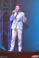 组图：巫启贤与女儿合唱 草蜢曾志伟助阵